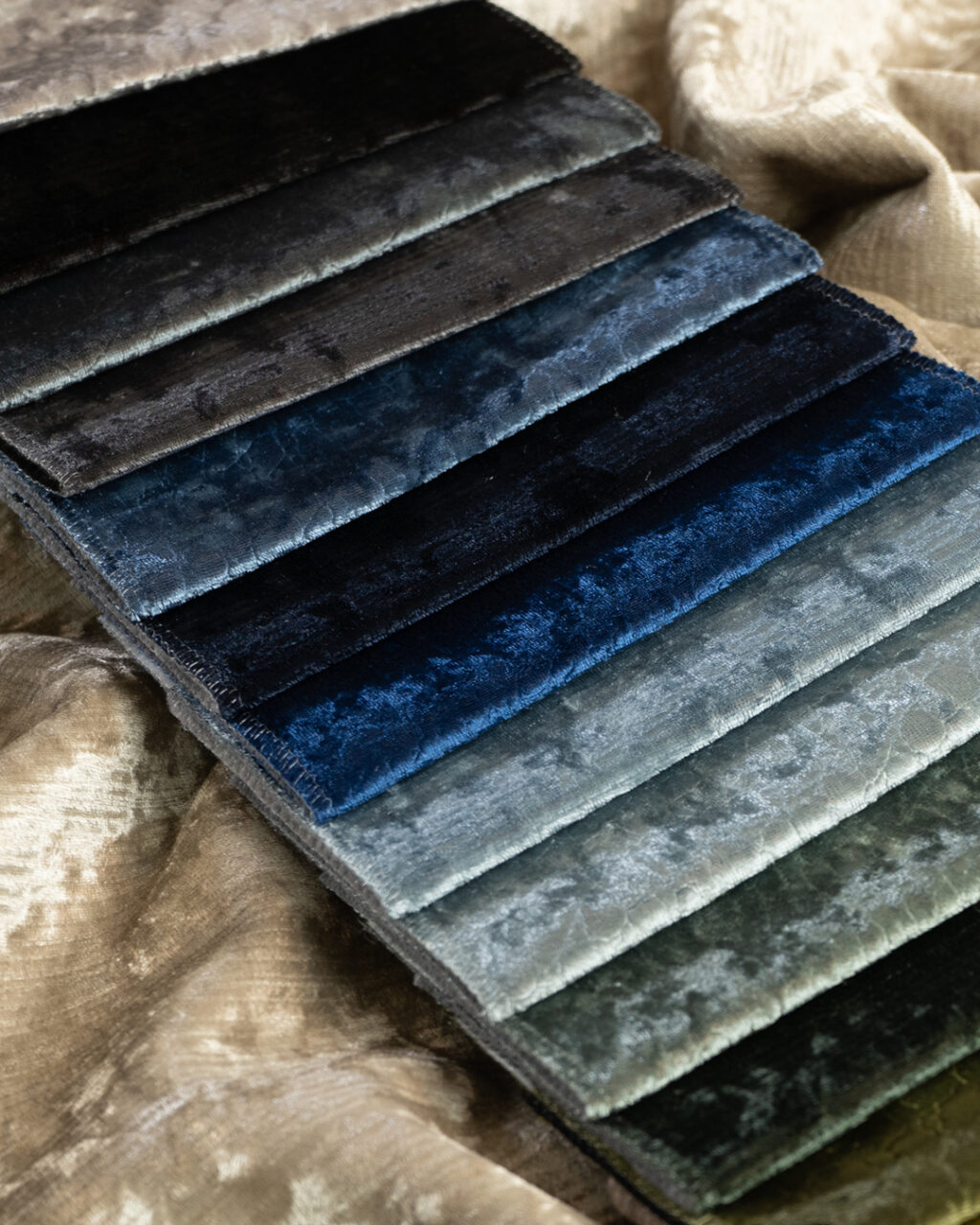 Sofa Velvet Fabric in Aamadi